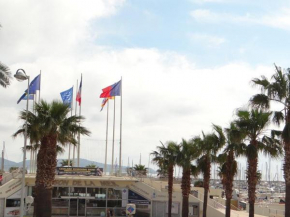 Charmant T2 cabine 40m², centre-ville, balcon, clim, ascenseur, à Cavalaire-sur-Mer - FR-1-100-224
